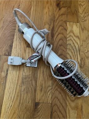 White Hot Air Styling Brush with Bristle Barrel